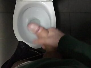 RISKY! JERKING OFF IN PUBLIC TOILET (23cm)/ Boy / Cute Boy / Hidden